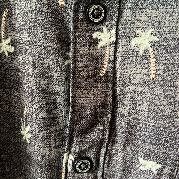 Great button down - wrinkle resistance in a nice smooth fabric - Picture 4 of 4